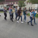 Maibaumstellen mit musikalischer Begleitung durch die Jugendkapelle